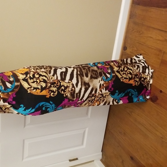 ANYTHING BUT BORING❣️Gorgeous Symphony maxi dress. - Picture 3 of 9